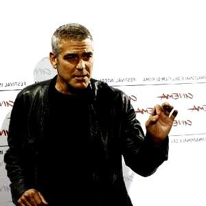 Джордж Клуни предлагает себя усыновить